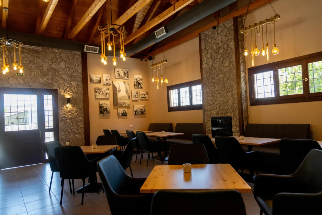 Η εσωτερική σάλα του Cave Garden Cafe & Bistro έτοιμη για κρατήσεις και εκδηλώσεις