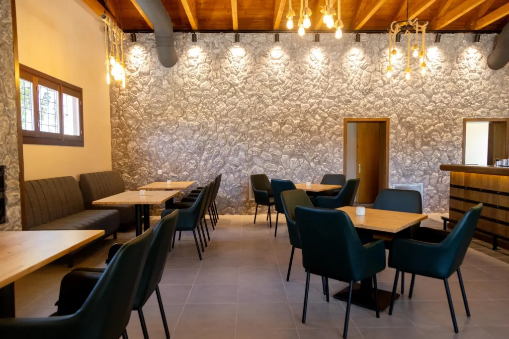 Σουβλάκια και bistro επιλογές φαγητού στο Cave Garden