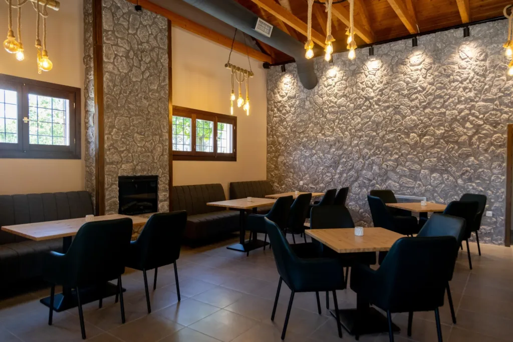 Club sandwich με πατάτες τηγανητές στο Cave Garden Bistro