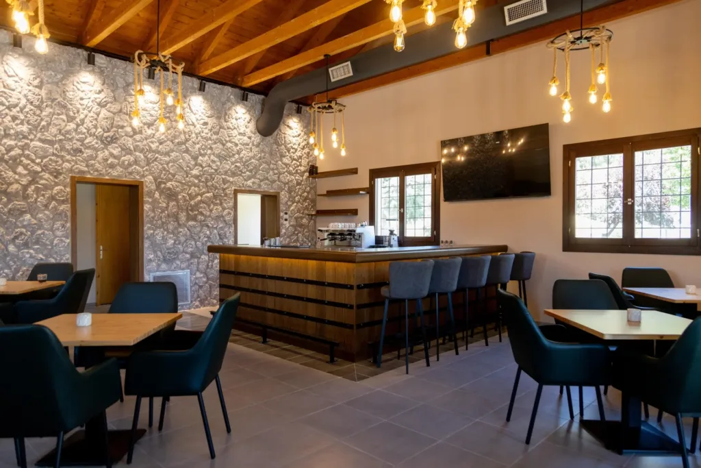 Ο εσωτερικός σχεδιασμός με πέτρα στο Cave Garden Cafe Bistro