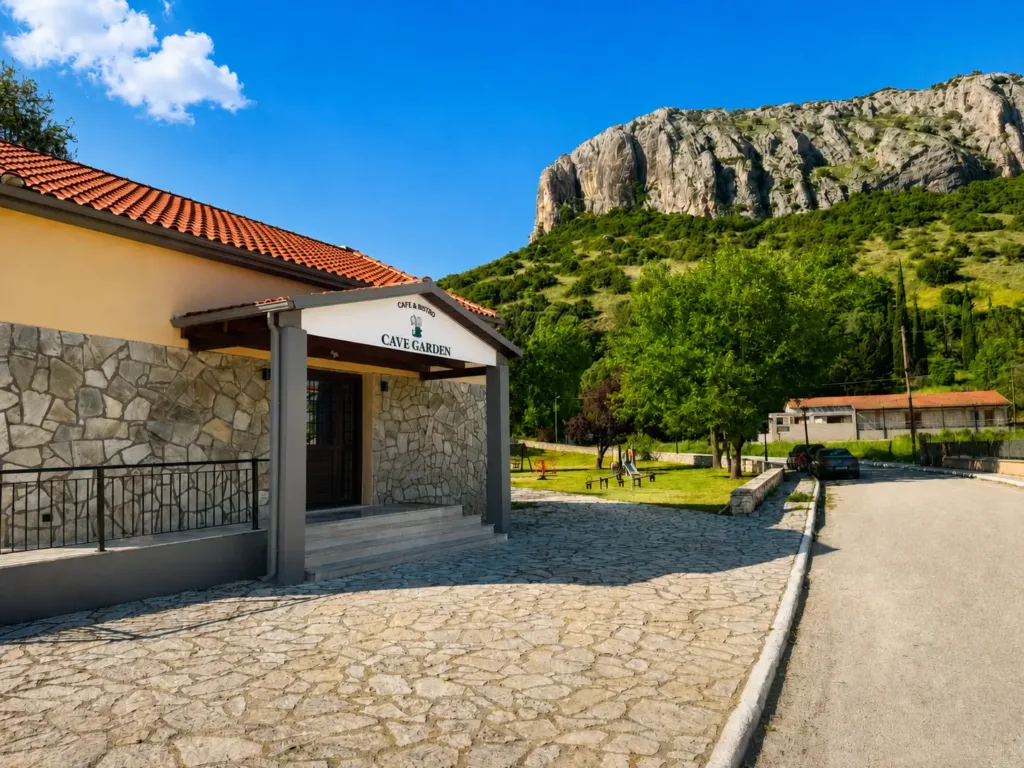 Ο εξωτερικός πέτρινος χώρος και ο κήπος του Cave Garden